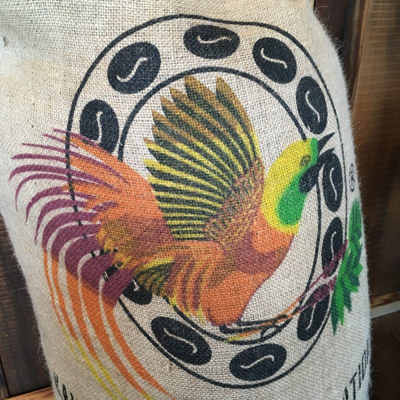 麻袋に入っているのはパプアニューギニアのコーヒー生豆です。